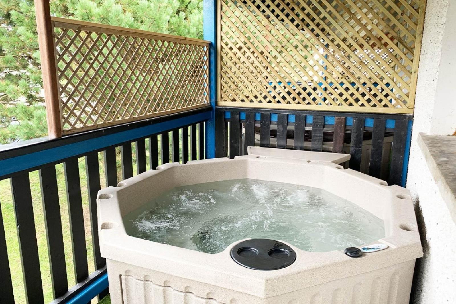 Rathlin Apartment - 2 Bedroom With Hot Tub Ballycastle Extérieur photo